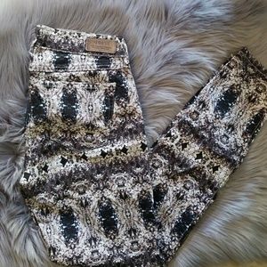 Guess Patterned Skinny Jeans💙🖤💙